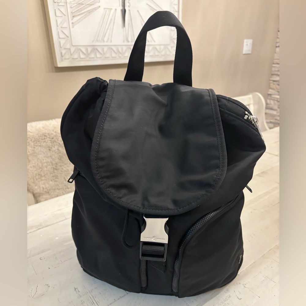 LULULEMON 🍋 Black Carry Onward Rucksack 12L
New without Tags